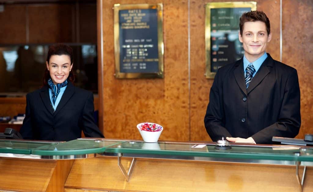 Receptionisten als toonbeeld van gastvrijheid in een hotel